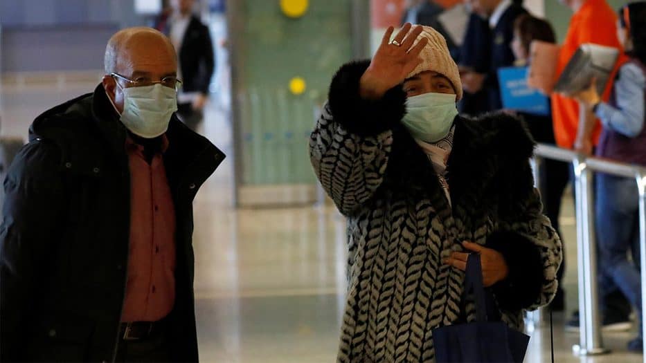 Turistas de Marruecos usan máscaras para evitar contraer coronavirus en el aeropuerto de Málaga-Costa del Sol, en Málaga. 29 de enero de 2020