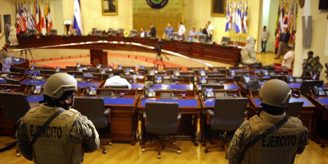 La irrupción militar en el Parlamento de El Salvador fue calificada como "golpe"