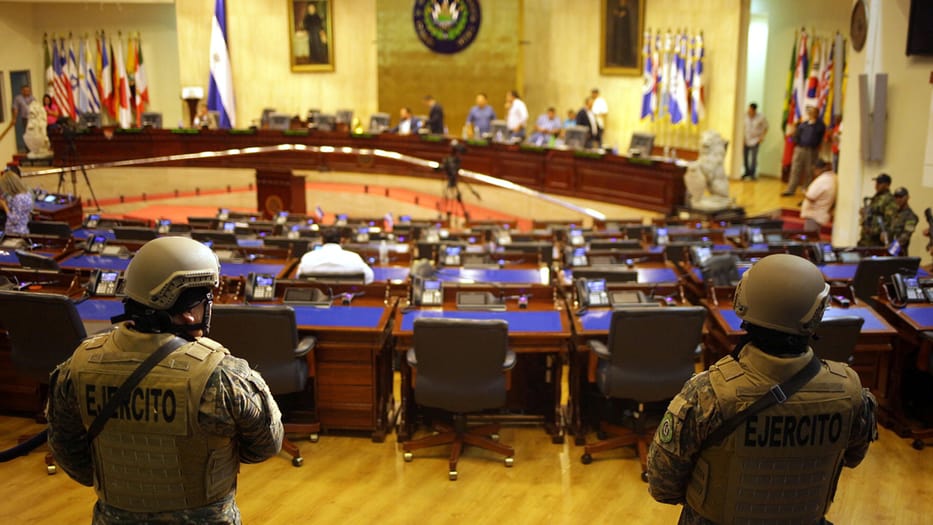 La irrupción militar en el Parlamento de El Salvador fue calificada como "golpe"