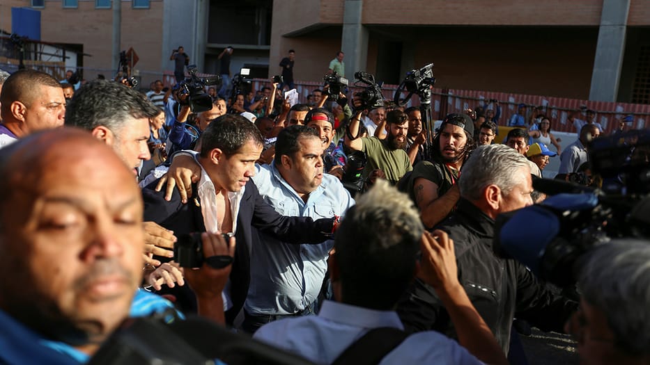 Guaidó salió del aeropuerto en medio de agresiones de grupos chavistas