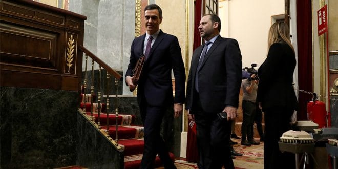 El ministro José Luis Ábalos (derecha) junto al presidente Pedro Sánchez durante el debate para la investidura el 4 de enero