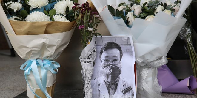 La población china tildó al doctor Li de héroe