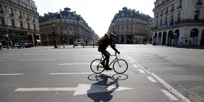 Un ciclista en las cercanías del Palacio de la Ópera, en parís, el 27 de marzo