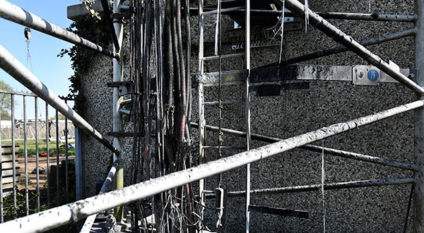  El cableado de un mástil de transmisión celular se ve dañado, en Nuenen, Países Bajos, 11 de abril de 2020.