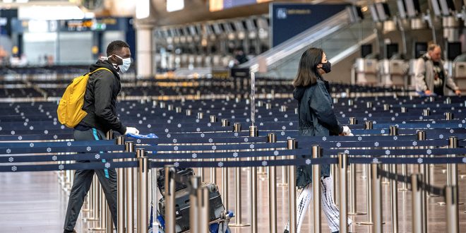 Pasajeros en el aeropuerto de Arlanda, en el norte de Estocolmo, 9 de abril de 2020