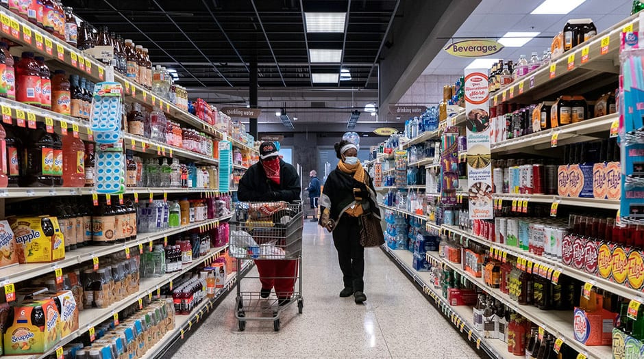 Clientes con sus mascarillas en un supermercado en San Luis, Estados Unidos, el 4 de abril