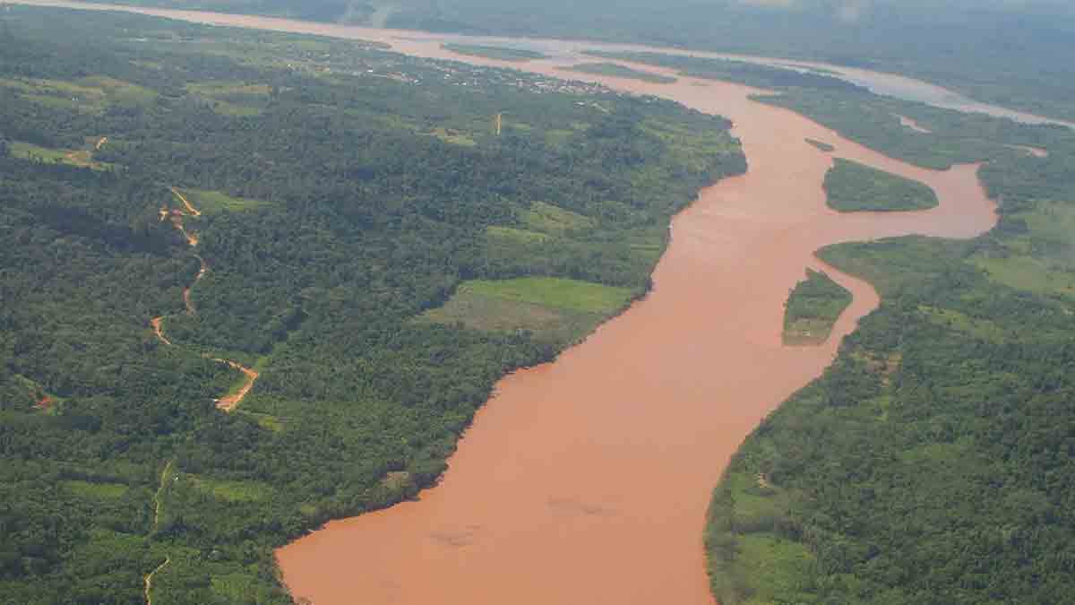Vista aérea de la confluencia de los Ríos Tambo (delante) y Urubamba (derecha, al fondo) cerca de la ciudad de Atalaya (Región Ucayali, Perú), formando el Río Ucayali