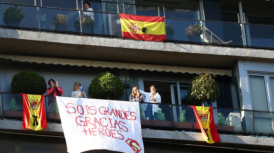 La gente aplaude desde sus balcones en apoyo a los trabajadores de la salud, ya que se espera que sea el último día de aplausos, en medio del brote de la enfermedad por coronavirus (COVID-19), en Madrid, España, 17 de mayo de 2020. REUTERS / Sergio Pérez.