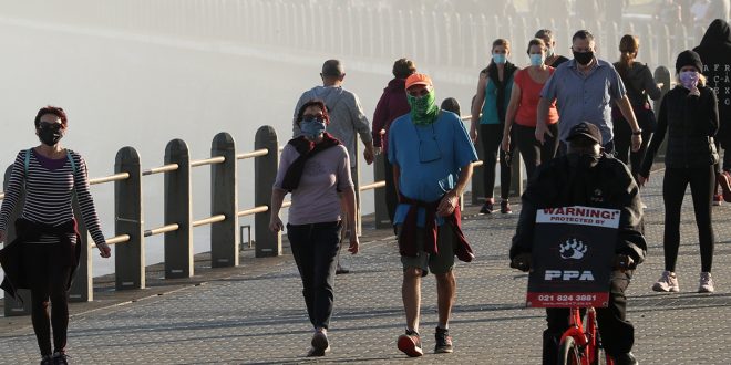 Corredores, caminantes y ciclistas aprovechan la oportunidad de hacer ejercicio mientras Sudáfrica comienza a relajar algunos aspectos de un estricto encierro nacional de la enfermedad por coronavirus (COVID-19) en Ciudad del Cabo, Sudáfrica, 1 de mayo de 2020. REUTERS / Mike Hutchings
