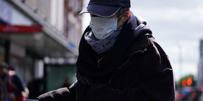 Una persona con una máscara protectora en Brixton luego del brote de la enfermedad por coronavirus (COVID-19), Londres, Gran Bretaña, 14 de mayo de 2020. REUTERS / Henry Nicholls