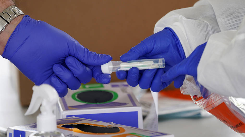 Trabajadores procesan una prueba en un sitio de tránsito para recolectar muestras para la pandemia de la enfermedad por coronavirus (COVID-19) en Leesburg, Virginia, EE. UU., 20 de mayo de 2020. REUTERS / Kevin Lamarque