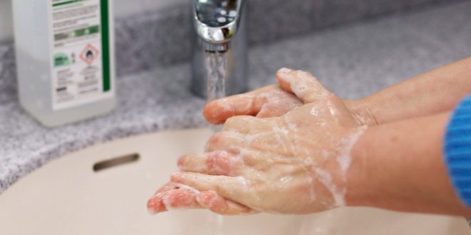 El gel hidroalcohólico nunca puede sustituir el lavado profundo de manos