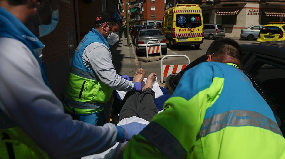 Miembros de la unidad UVI-10 del Servicio de Emergencia de Madrid (SUMMA) se preparan para transferir a un paciente a un hospital en medio del brote de la enfermedad por coronavirus (COVID-19) en Leganés, España, 17 de mayo de 2020. Fotografía tomada el 17 de mayo de 2020. REUTERS / Susana Vera
