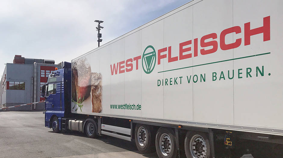 Un camión conduce a las instalaciones de la fábrica de carne "Westfleisch", en medio del brote de la enfermedad del coronavirus (COVID-19) en Coesfeld, cerca de Münster, Alemania, el 8 de mayo de 2020. REUTERS / Stephane Nitschke