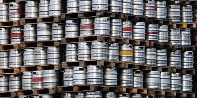 La pesadilla de los cerveceros: arrojan miles de barriles al desagüe