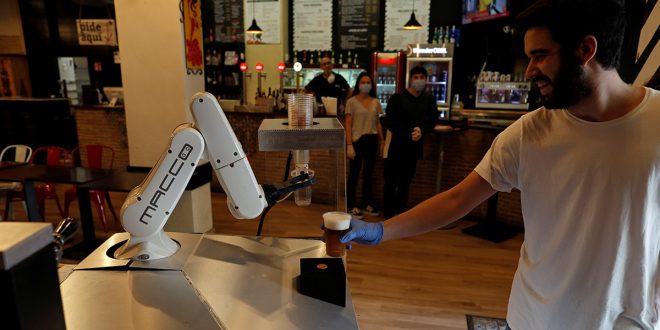 Un barman robótico sirve cervezas en Sevilla