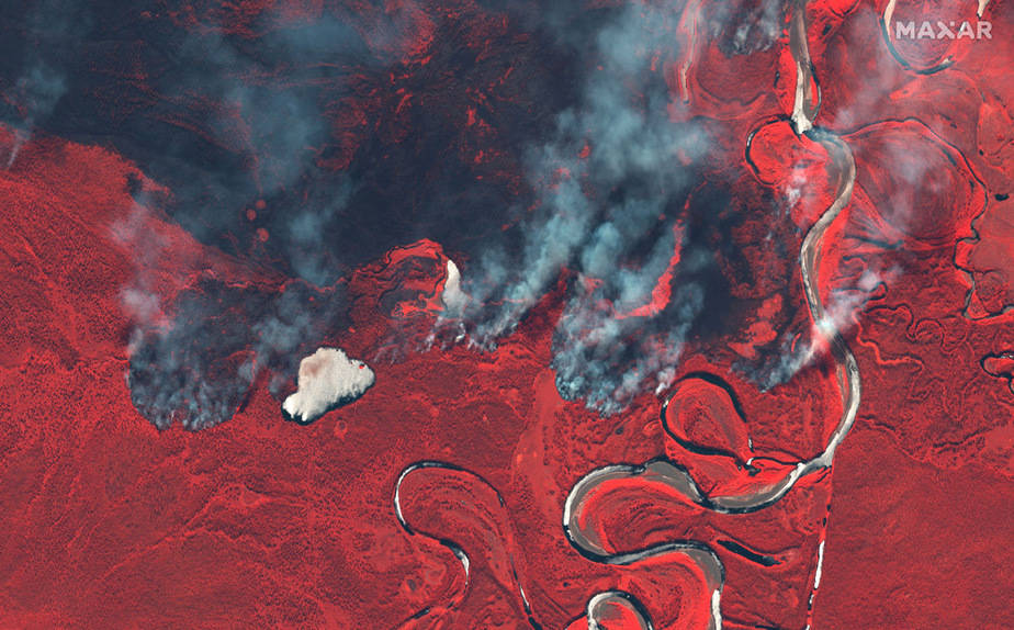 El humo se eleva de los incendios forestales cerca del río Berezovka en Rusia en esta imagen infrarroja en color del 23 de junio de 2020 suministrada por Maxar Technologies. Imagen tomada el 23 de junio de 2020. Imagen de satélite © 2020 Maxar