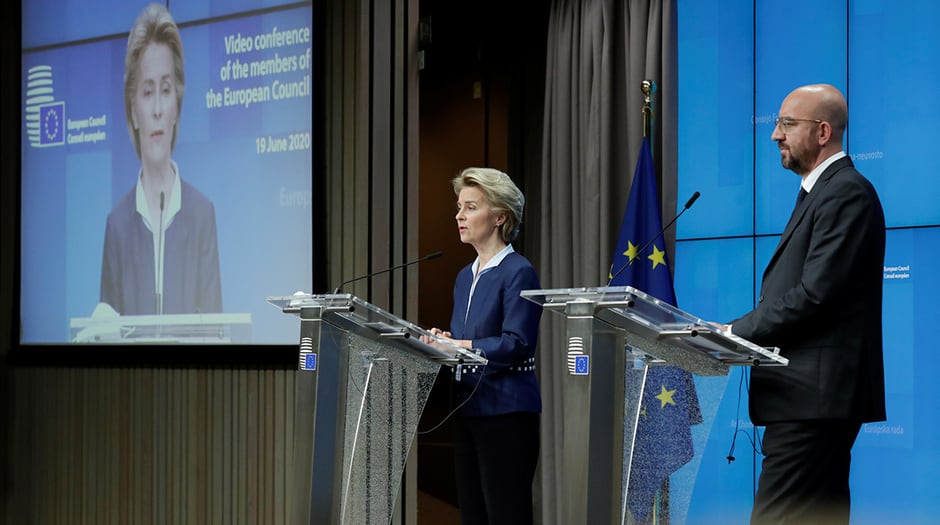 La presidenta de la Comisión Europea, Ursula von Der Leyen, y el presidente del Consejo Europeo, Charles Michel, después de la cumbre europea en formato de videoconferencia, en Bruselas, Bélgica. 19 de junio de 2020. Olivier Hoslet / Pool a través de REUTERS