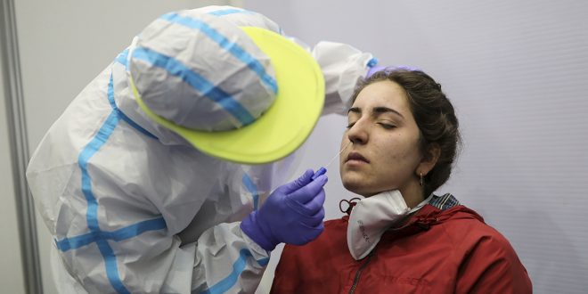 Una mujer se somete a una prueba de detección de la enfermedad por coronavirus (COVID-19) en las instalaciones del Hospital Vall d'Hebron, en Barcelona, España, 11 de junio de 2020. REUTERS / Nacho Doce