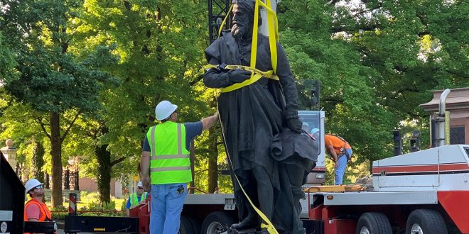 Retiro de la estatua de Cristóbal Colón en el Tower Grove Park, St. Louis, Missouri, EE. UU., 16 de junio de 2020. Esta imagen obtenida de las redes sociales. Doyle Murphy / Riverfront Times a través de Reuters.
