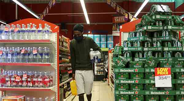 Un hombre lleva una máscara facial protectora compra alcohol en una licorería mientras Sudáfrica levanta un cierre de emergencia que duró dos meses, para tratar de revivir la economía en medio de la propagación de la enfermedad por coronavirus (COVID-19), en Soweto, Sudáfrica, el 1 de junio. 2020. Imagen: REUTERS