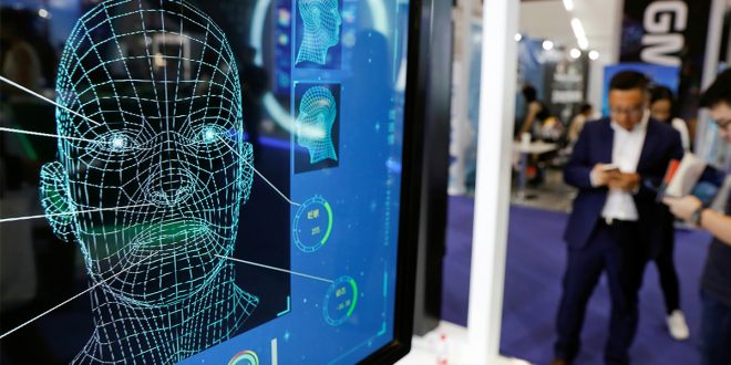 Los visitantes revisan sus teléfonos detrás del software de reconocimiento facial durante la Conferencia Mundial de Internet Móvil (GMIC) en la Convención Nacional en Beijing, China, 27 de abril de 2018. REUTERS / Damir Sagolj