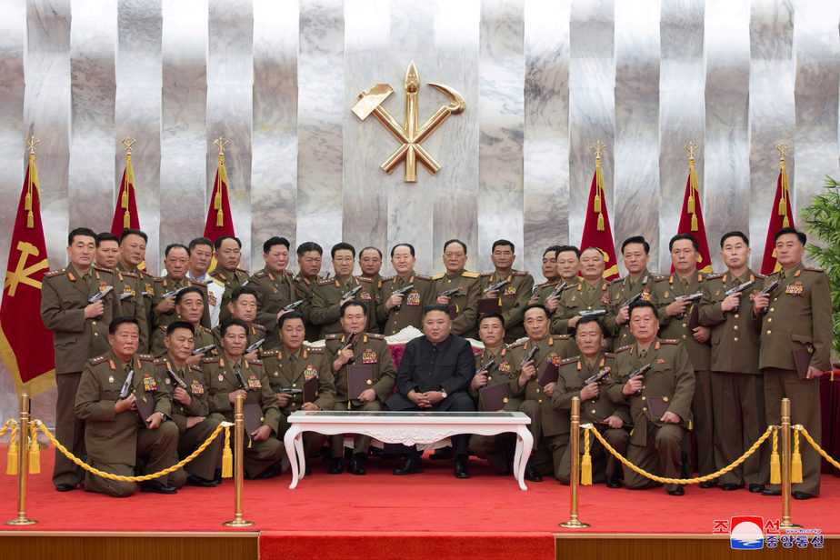 El líder norcoreano Kim Jong-un posa para una fotografía después de conferir pistolas conmemorativas "Paektusan" a los principales comandantes de las fuerzas armadas en el 67 aniversario del "Día de la Victoria en la Gran Guerra de Liberación de la Patria", que marca la firma de Armisticio. La sin fecha fue publicada el 27 de julio de 2020 por la Agencia Central de Noticias de Corea del Norte (KCNA) en Pyongyang REUTERS
