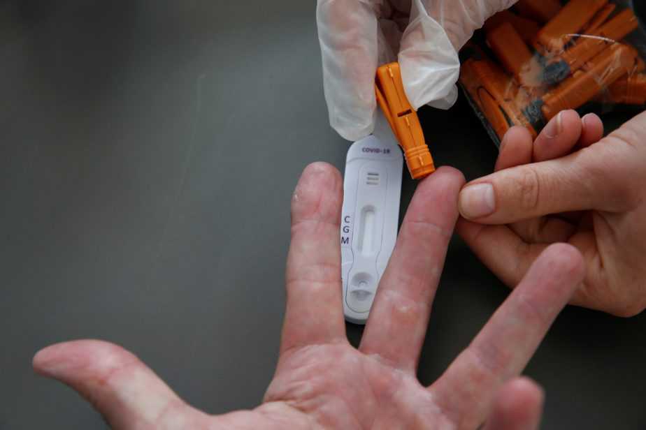 Un farmacéutico tomó una muestra de sangre para una prueba de anticuerpos a fin de determinar la COVID-19 en una farmacia de Cambrai porque otra vez está ganando fuerza el nuevo coronavirus en Francia. 17 de julio de 2020. REUTERS/Pascal Rossignol