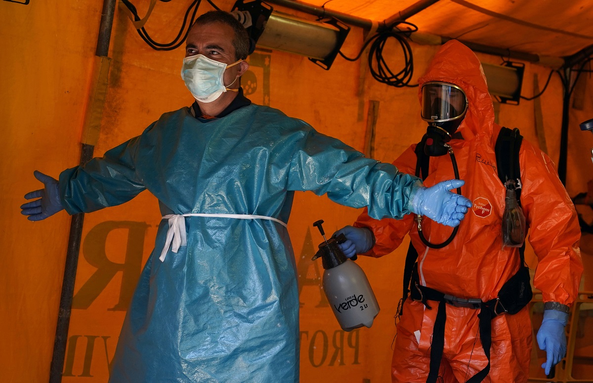 Trabajadores sanitarias extreman las medidas de seguridad ante aumento de casos por la COVID-19 en España / Foto REUTERS / Juan Medina