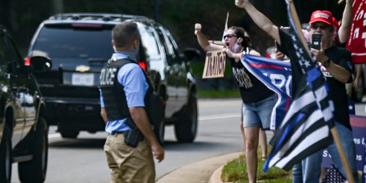 Partidarios y manifestantes reaccionan cuando la caravana del presidente de Estados Unidos, Donald Trump, sale del Trump National Golf Club en Sterling, Virginia, Estados Unidos, el 23 de agosto de 2020. REUTERS / Erin Scott