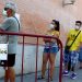 Personas hacen cola para someterse a una prueba de PCR en el centro de atención primaria de salud Coronel Palma durante la pandemia de la enfermedad por coronavirus (COVID-19) en Móstoles, España, el 22 de agosto de 2020. REUTERS / Sergio Pérez
