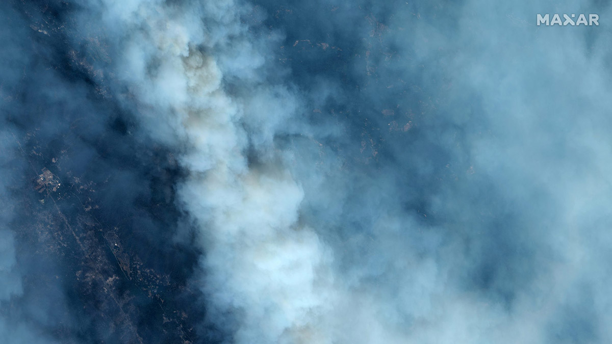 El humo cubre el paisaje en esta imagen satelital del incendio forestal CZU Lightning Complex sobre Santa Cruz, California, EE. UU., 21 de agosto de 2020. Fotografía tomada el 21 de agosto de 2020. Maxar Technologies / Handout via REUTERS