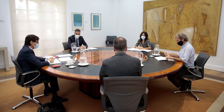 El presidente del Gobierno español, Pedro Sánchez, preside la reunión con el Comité del coronavirus / Foto Palacio de la Moncloa vía REUTERS
