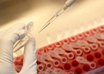 Un científico diluye muestras durante la investigación y el desarrollo de una vacuna contra la enfermedad del coronavirus en un laboratorio / Foto REUTERS / Anton Vaganov
