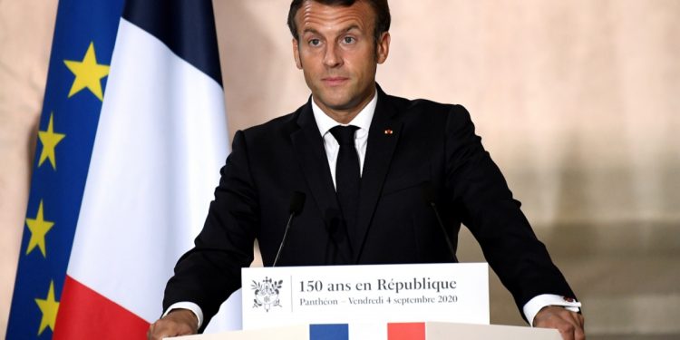 Foto Macron continúa su lucha contra el separatismo musulmán / Foto Julien De Rosa/Pool via REUTERS