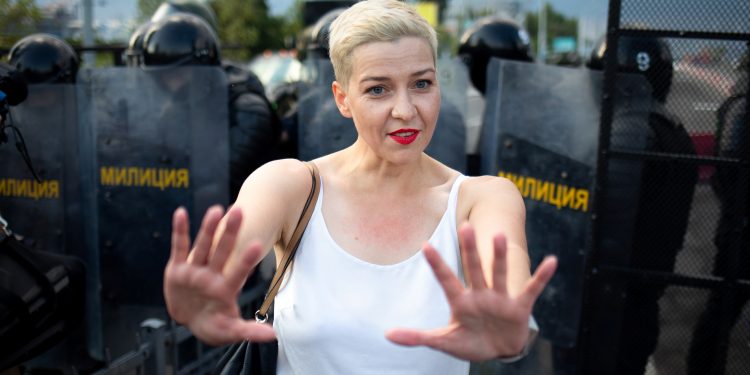 La política de la oposición bielorrusa Maria Kolesnikova gesticula delante de los agentes del orden durante un mitin en Minsk