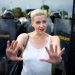 La política de la oposición bielorrusa Maria Kolesnikova gesticula delante de los agentes del orden durante un mitin en Minsk