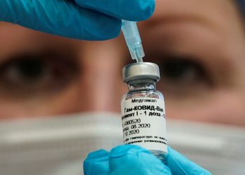A nurse prepares Russia's "Sputnik-V" vaccine against the coronavirus disease (COVID-19) for inoculation in a post-registration trials stage at a clinic in Moscow, Russia September 17, 2020.  REUTERS/Tatyana Makeyeva