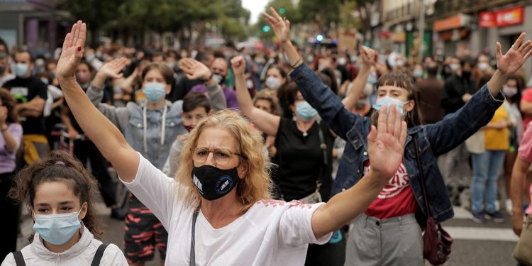 En el mundo, las protestas se intensifican contra los gobiernos antes las medidas por confinamiento, mientras las cifras por contagios aumentan / Foto REUTERS / Javier Barbancho