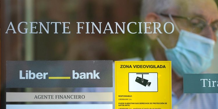 Un hombre abandona la sucursal de la agencia financiera Liberbank en Madrid, España, 2 de julio de 2020. REUTERS / Juan Medina