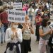 Personas protestan frente a la oficina de salud del gobierno regional de Madrid por la falta de apoyo y movimiento para mejorar las condiciones laborales en el barrio de Vallecas, en medio del brote de la enfermedad por coronavirus (COVID-19) en Madrid, España, 20 de septiembre de 2020. REUTERS / Javier Barbanchoavier Barbancho