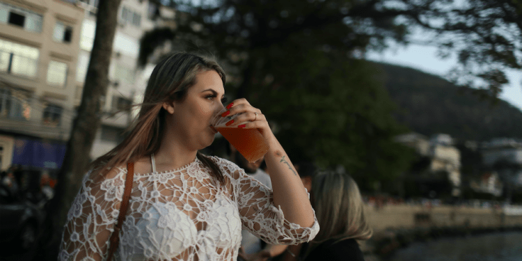 Mujer bebiendo de un vaso