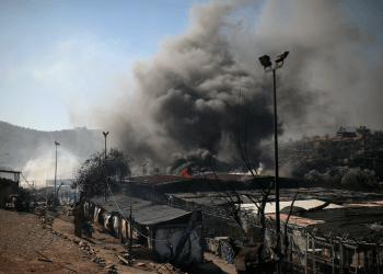 Estalla un incendio en el hacinado campo de refugiados de Moria en Grecia