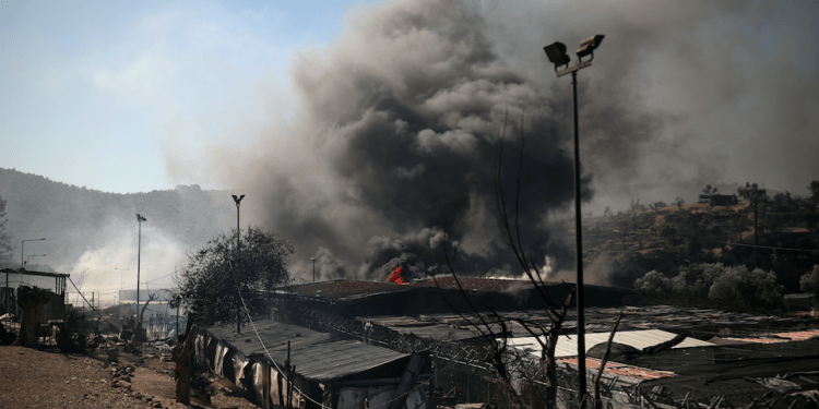 Estalla un incendio en el hacinado campo de refugiados de Moria en Grecia