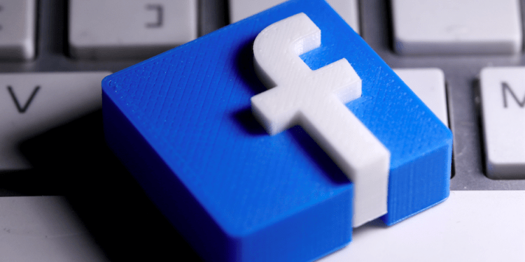 FOTO DE ARCHIVO: Se ve un logotipo de Facebook impreso en 3D colocado en un teclado en esta ilustración.