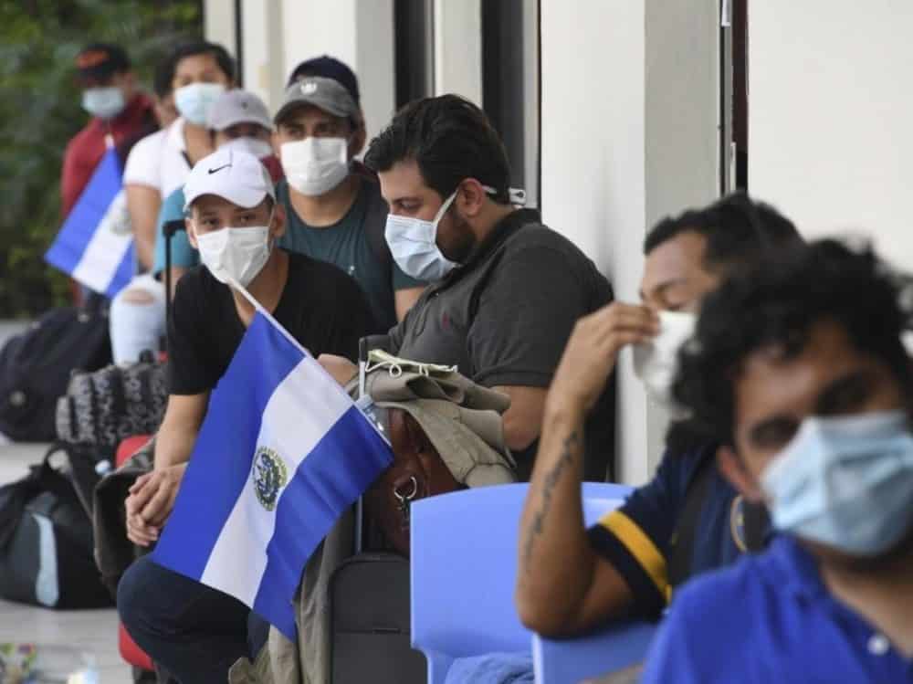 Ciudadanos de El Salvador repatriados de Honduras a su llegada a un centro para pasar la cuarentena. Foto en San Salvador, 1 de mayo de 2020. Yuri CORTEZ / AFP