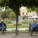 Personas con mascarillas protectoras descansan en los bancos en el barrio de Carabanchel, en Madrid, España | REUTERS / Javier Barbancho