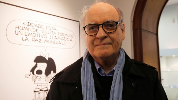 El dibujante argentino Quino posa frente a su personaje cómico más famoso Mafalda durante la ceremonia de apertura de la exposición de sus obras en el Museo del Humor de Buenos Aires /REUTERS/Enrique Marcarian