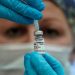 Una enfermera prepara la vacuna "Sputnik-V" de Rusia contra la enfermedad del coronavirus (COVID-19)/ REUTERS