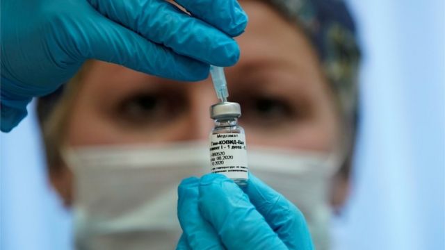Una enfermera prepara la vacuna "Sputnik-V" de Rusia contra la enfermedad del coronavirus (COVID-19)/ REUTERS